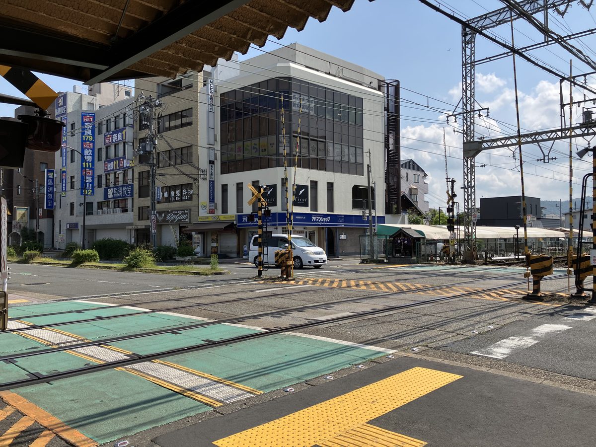 新大宮駅近くの踏切。近鉄奈良線の線路を渡る