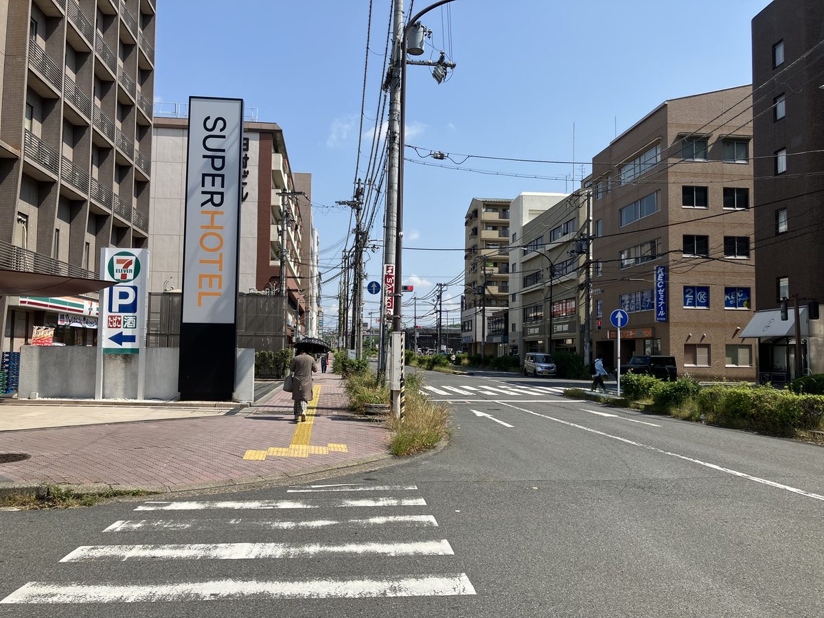 新大宮駅北側から北方向へ続く道。まっすぐ直進する