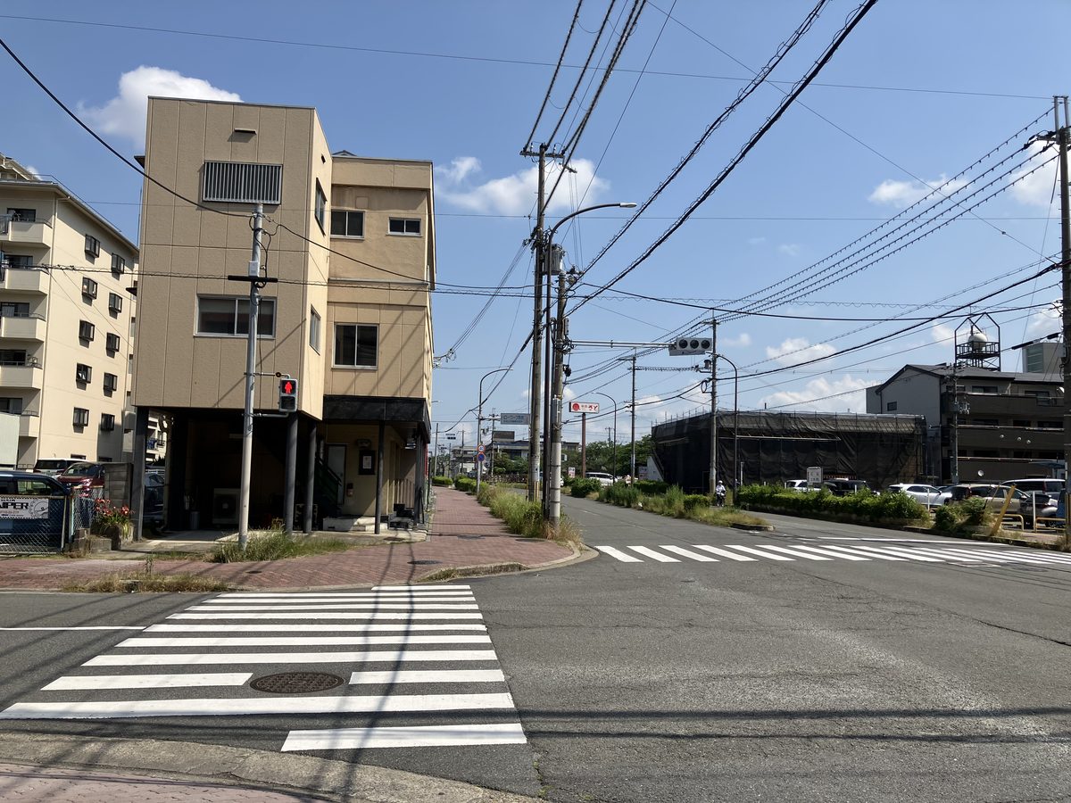 北へ向かって続く直線道路