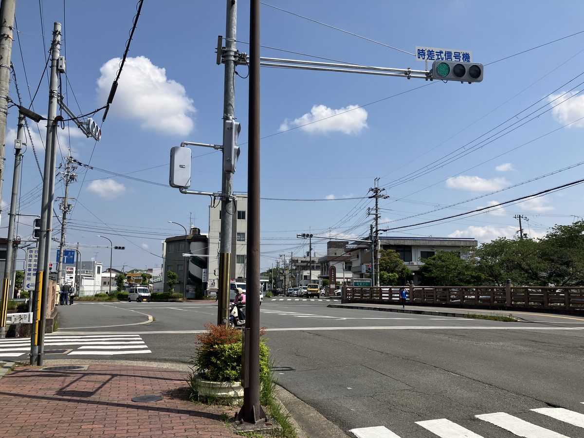 大宮橋の手前にある信号と横断歩道