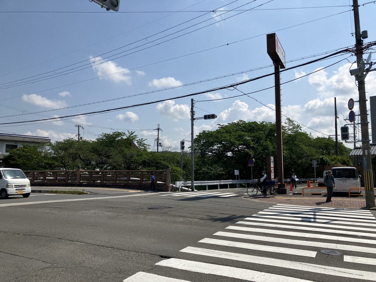 横断歩道を渡っているところ
