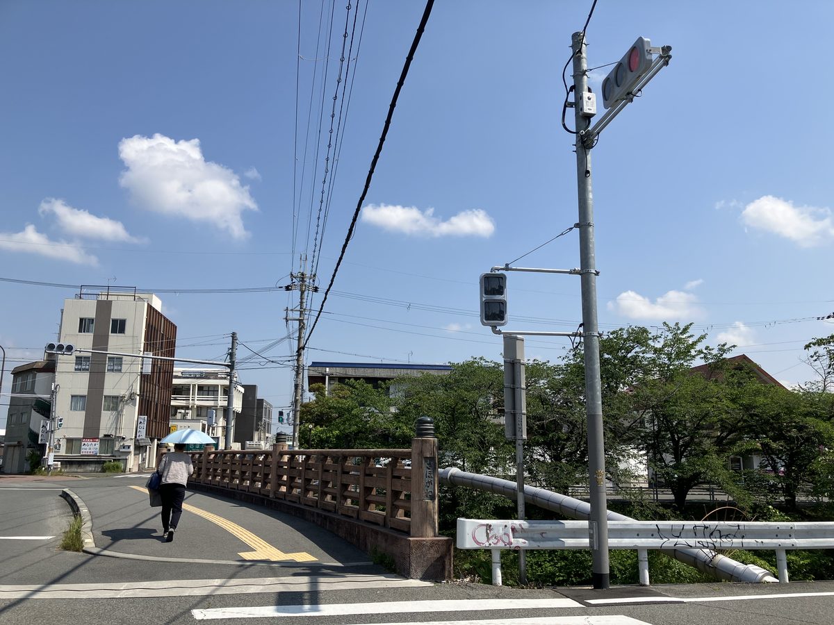 左手方向にある横断歩道と信号
