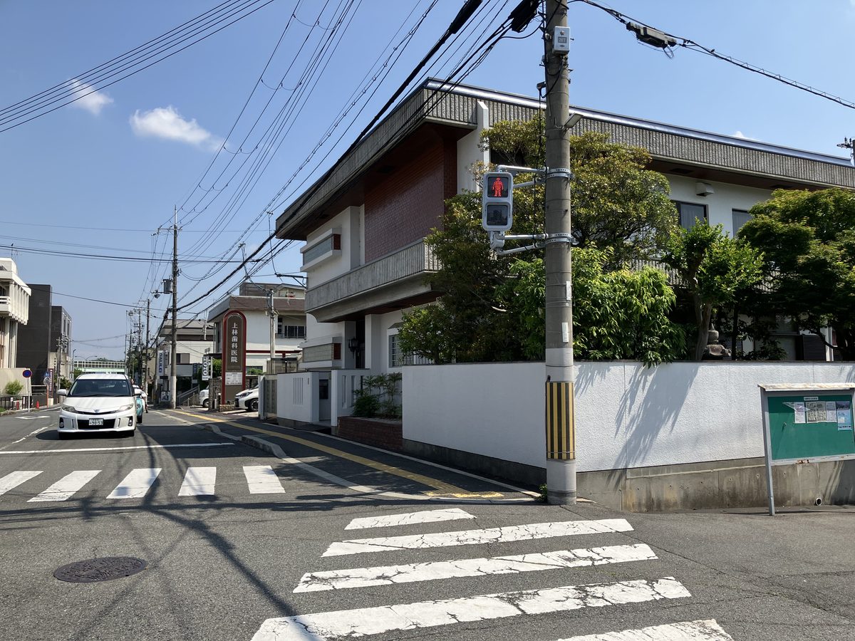 佐保川を渡った後の道。直進する