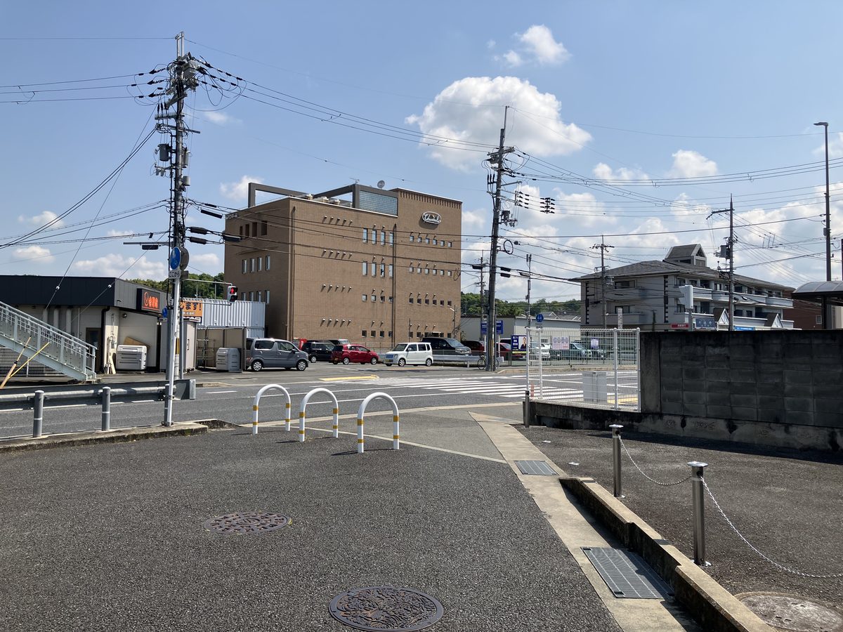 陸橋の手前で右折した先にある信号付き横断歩道