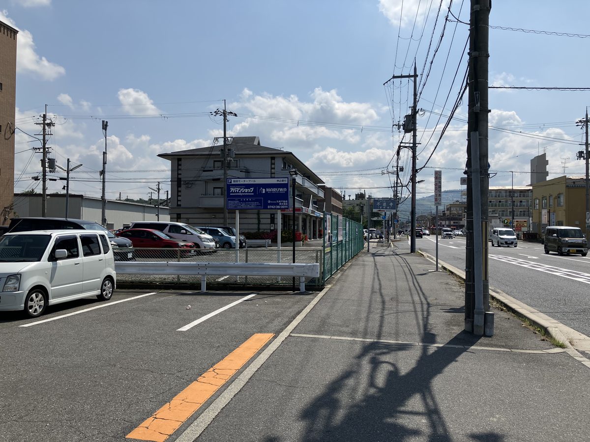 横断歩道を渡り右折した後の道