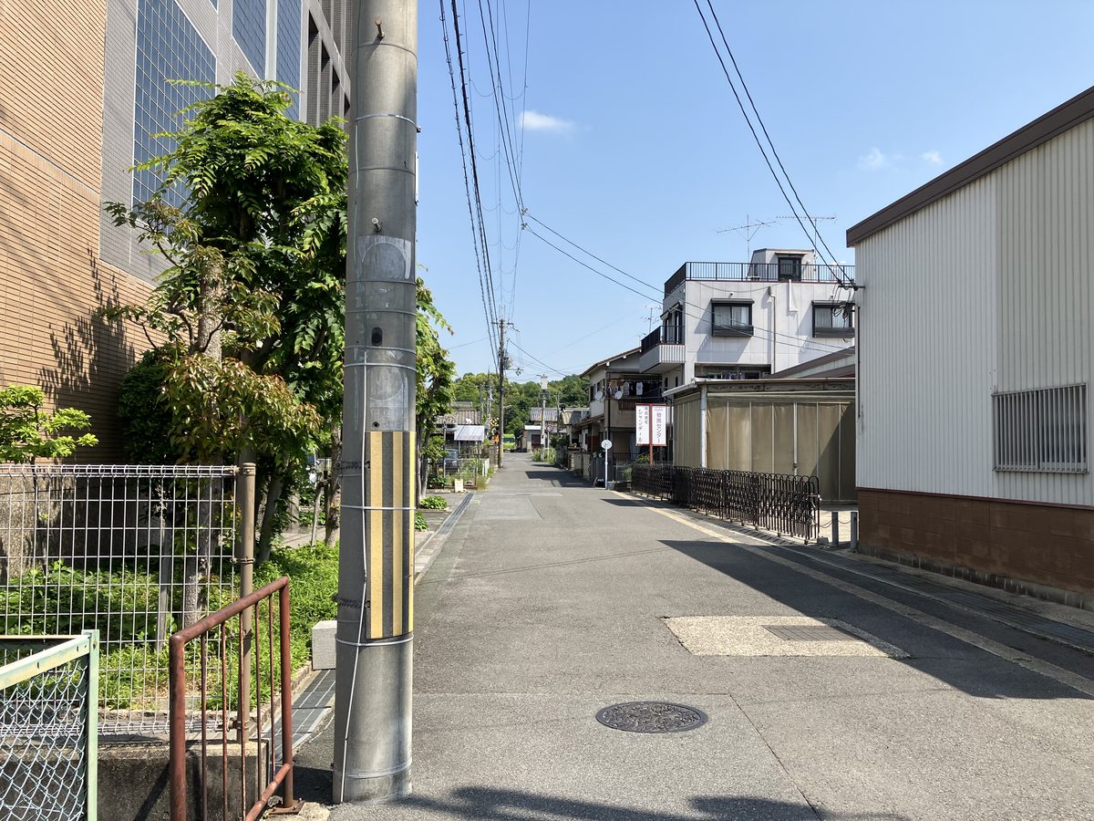 会社と住宅の間を通る細い道。不退寺へ向かって直進
