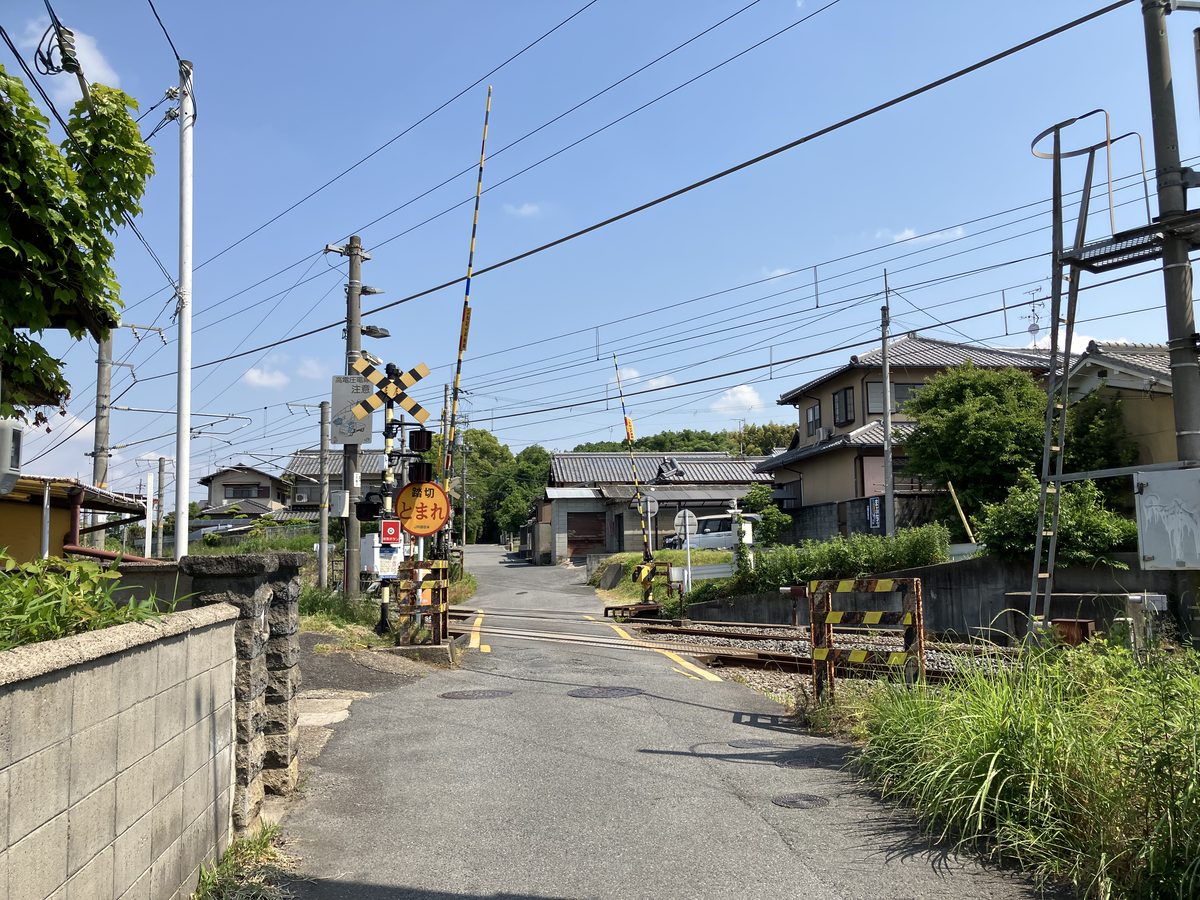 JR奈良線の踏切。遮断機がある