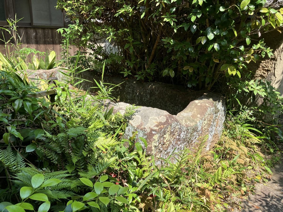 不退寺境內出土自古墳的石棺，被綠色草木環繞