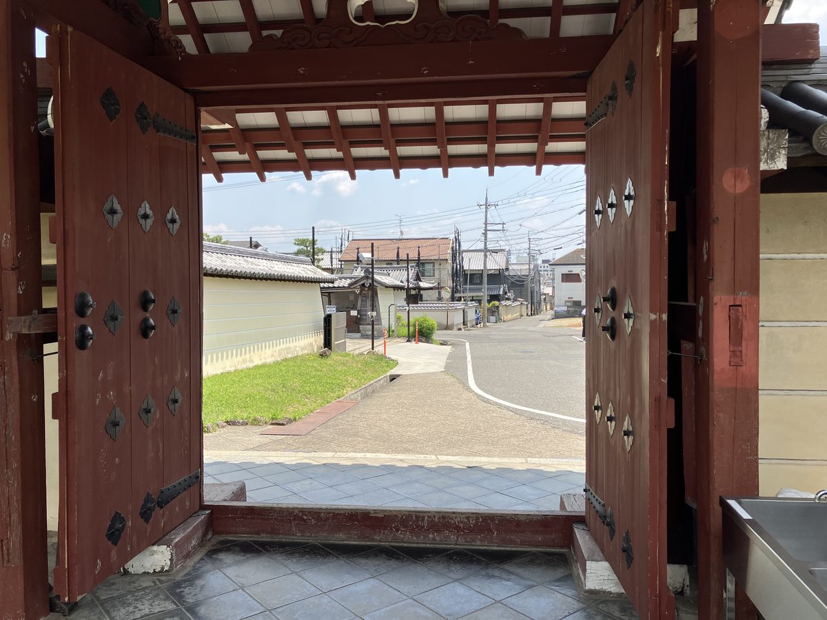 法華寺の門を出て右に曲がる
