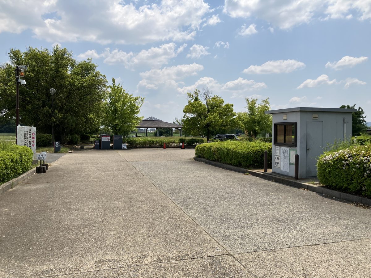 左手に駐車場入り口。まだ直進する