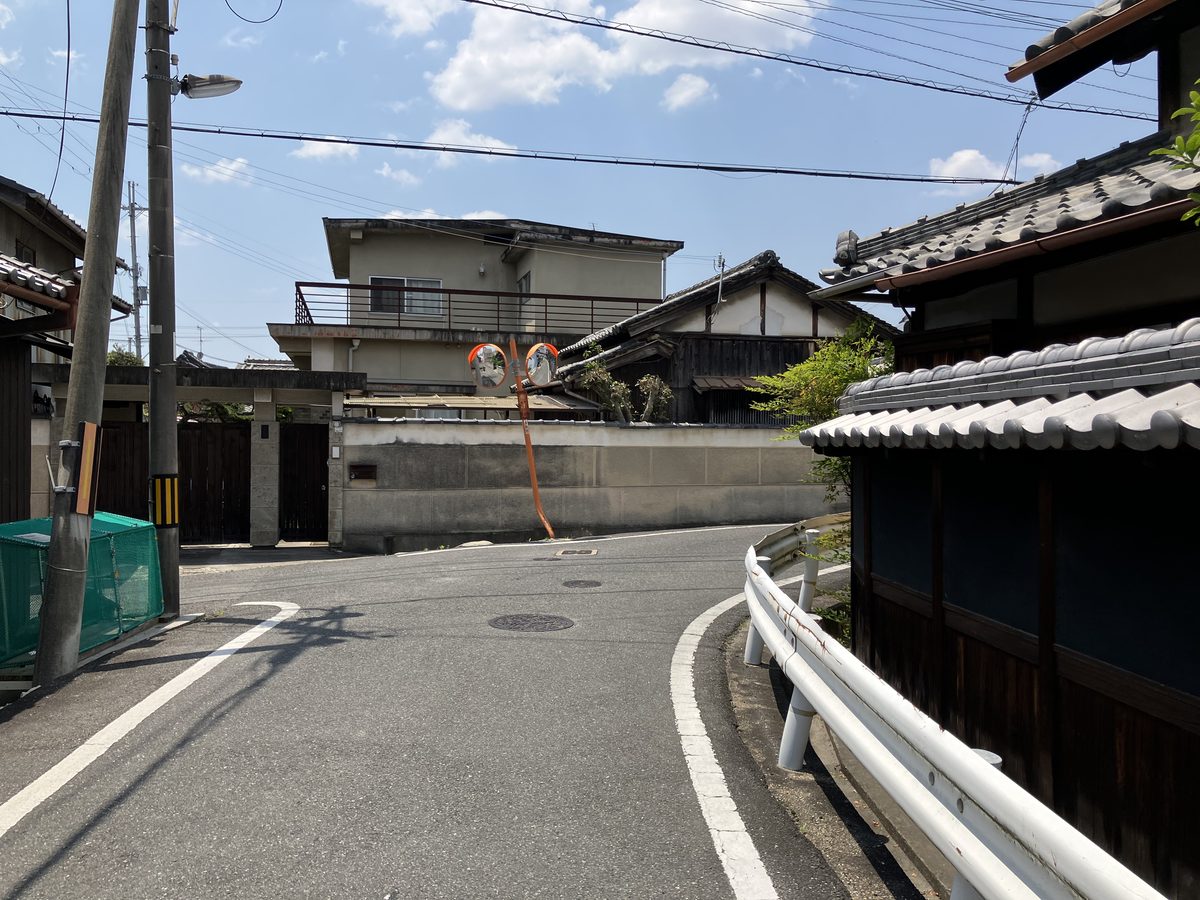 三叉路で右折する