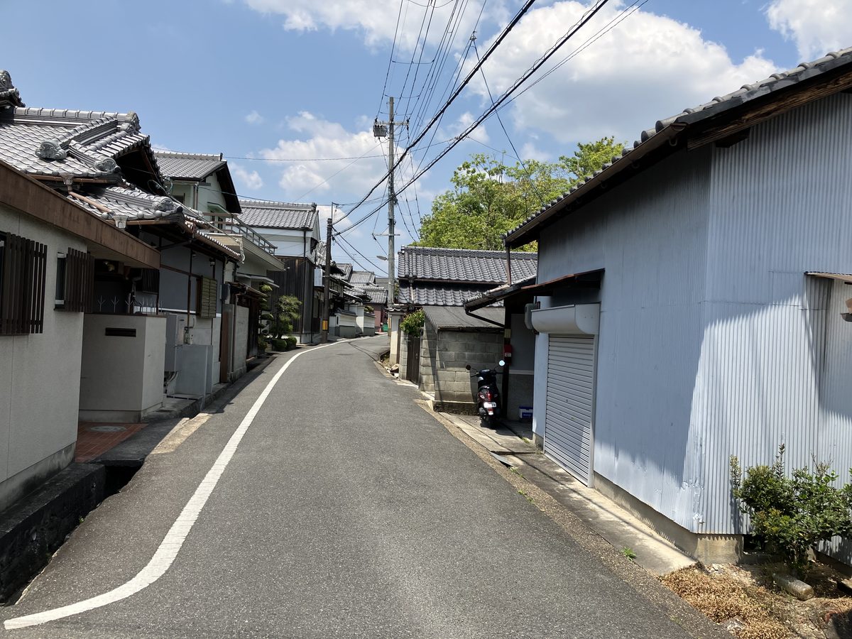 道なりにまっすぐ歩く