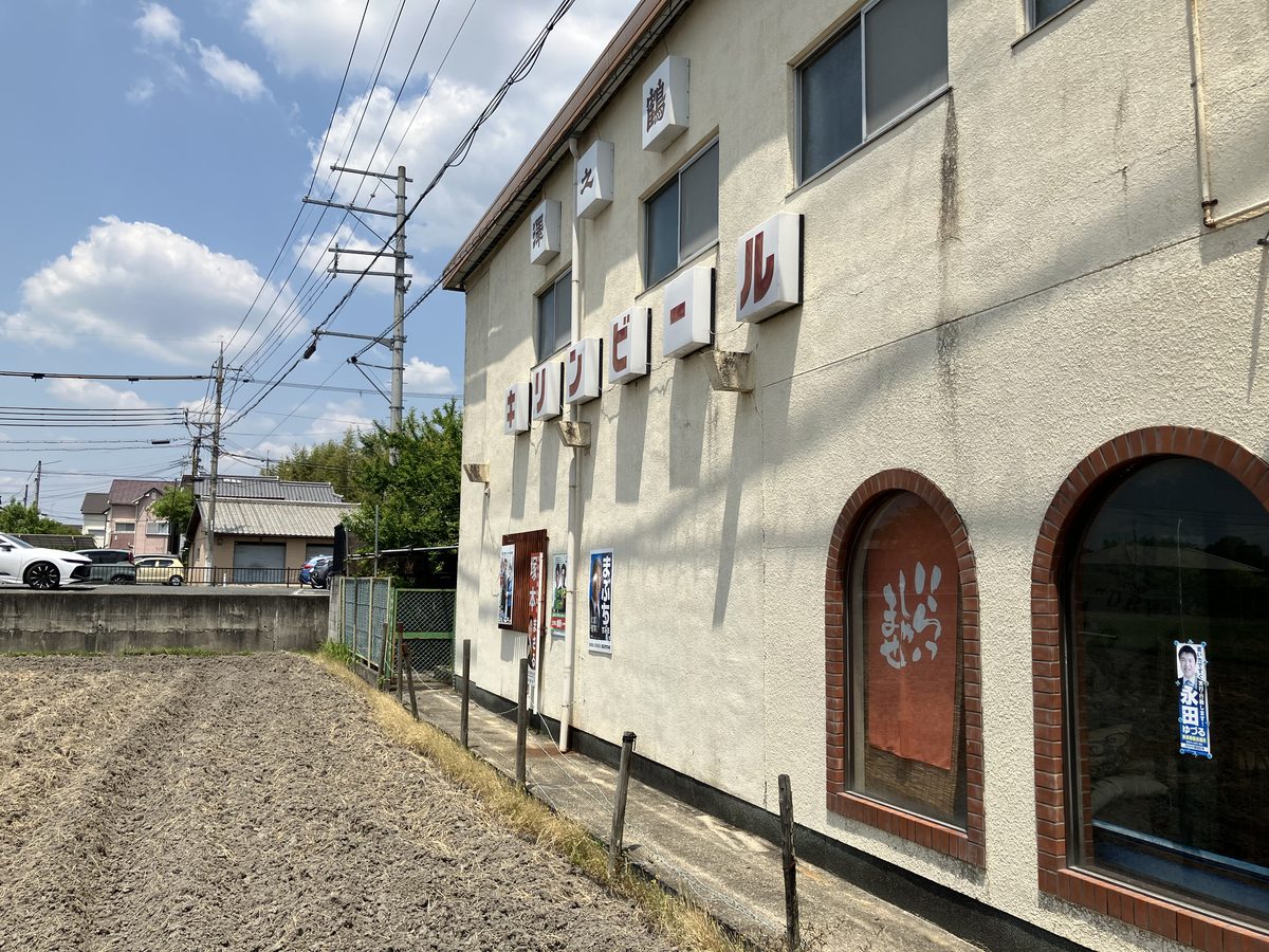 右手のビルを見ながら道なりに左へ進む