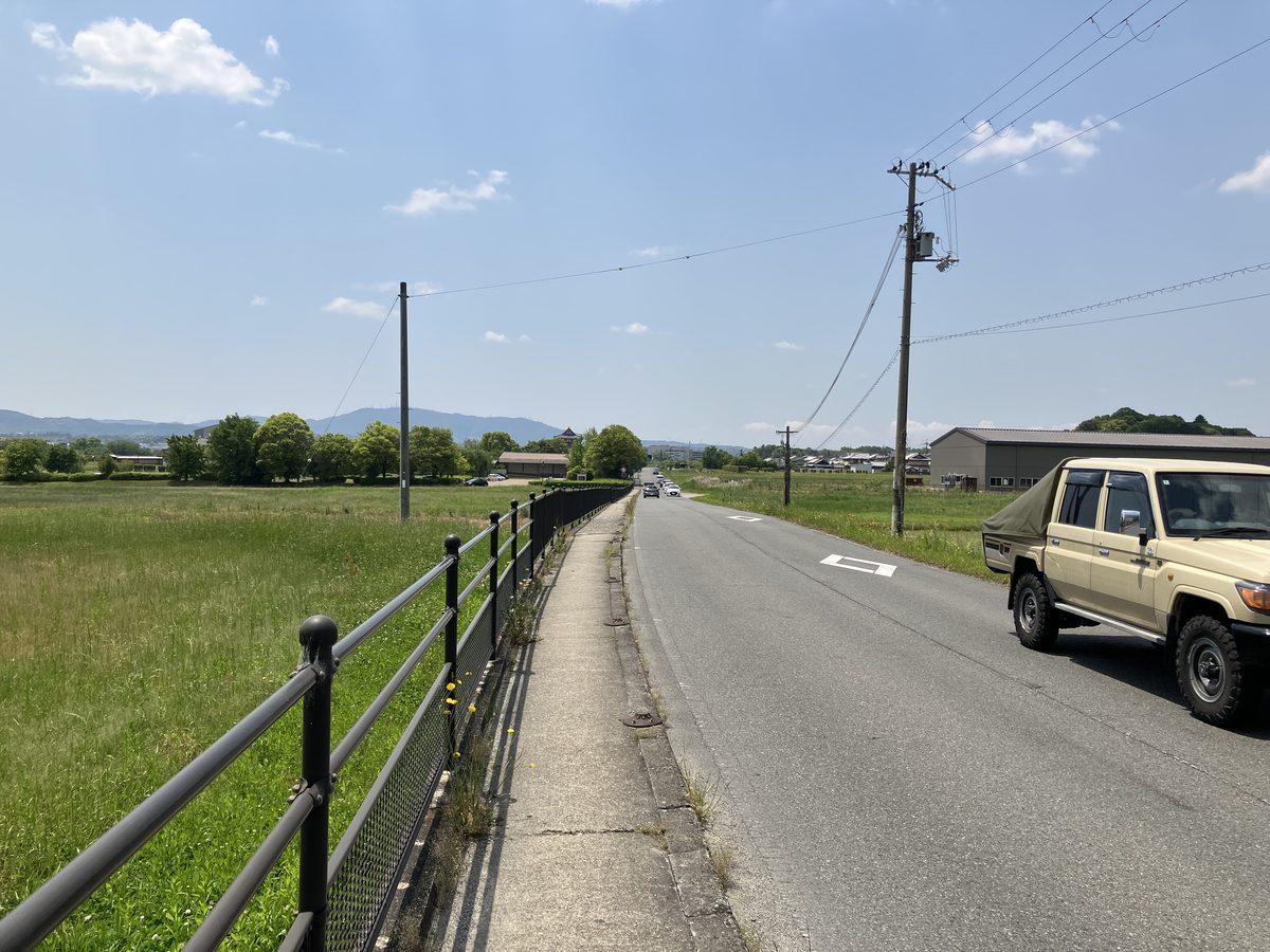 車が通行する道に出てまっすぐ進む