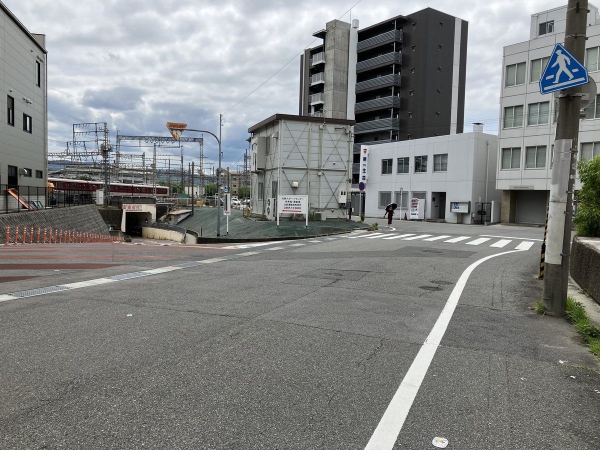 左前方に近鉄奈良線の高架下、右前方に横断歩道