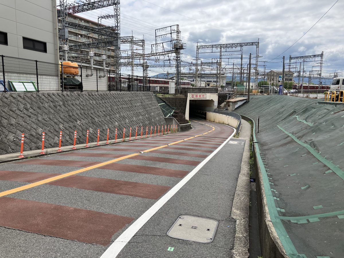 近鉄奈良線の高架下に向かう