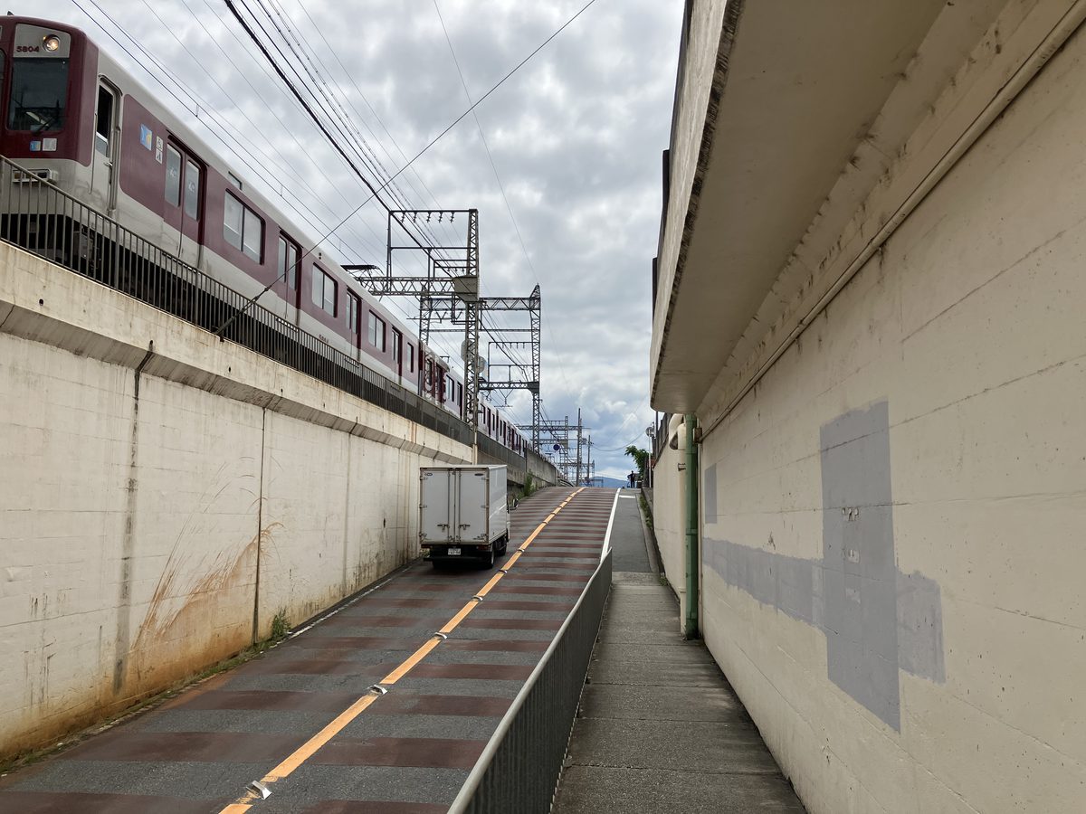 高架下を抜けた出口