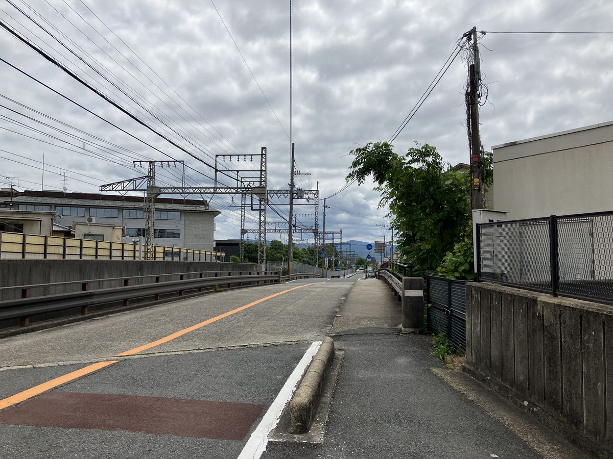 秋篠川にかかる橋を渡る