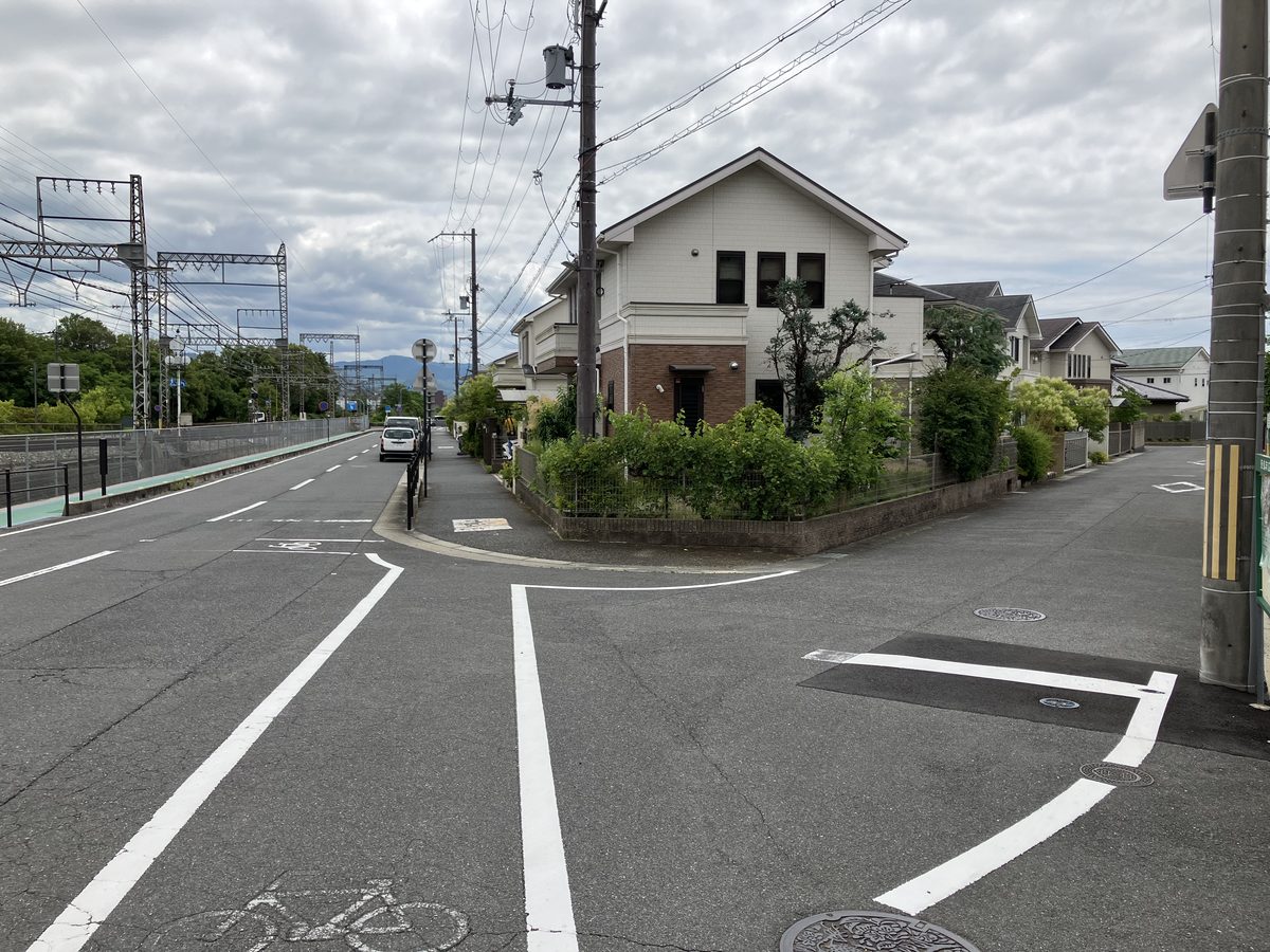 右手に住宅街、左手に近鉄奈良線を見ながら直進