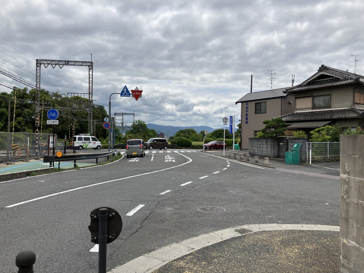 前方に横断歩道が見えてくる