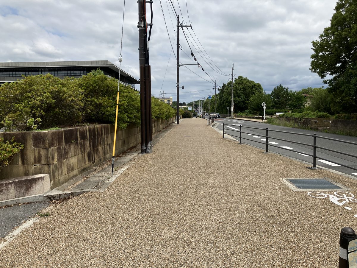 踏切を渡ってしばらく直進する