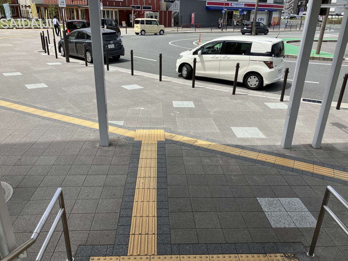 踊り場で右に折れて階段を下りる