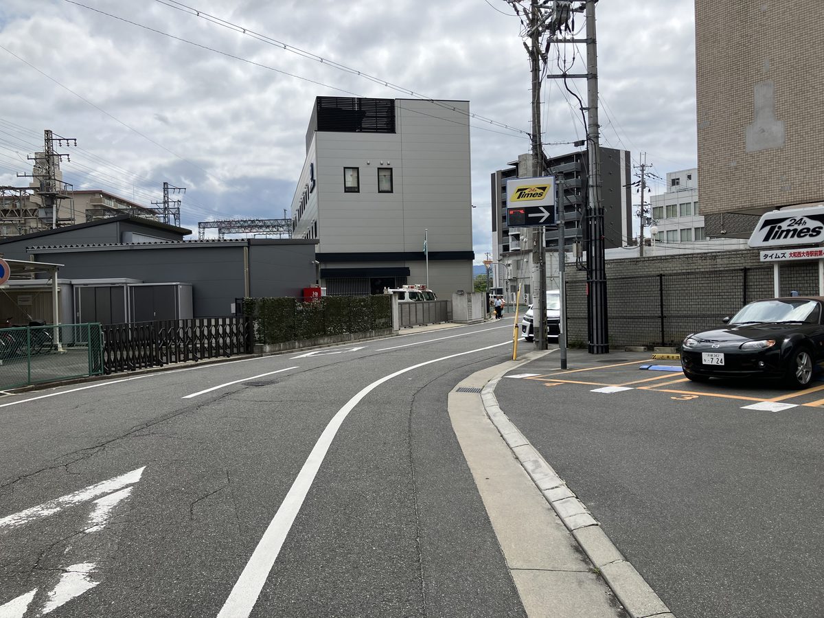 道なりに進み右に折れていく