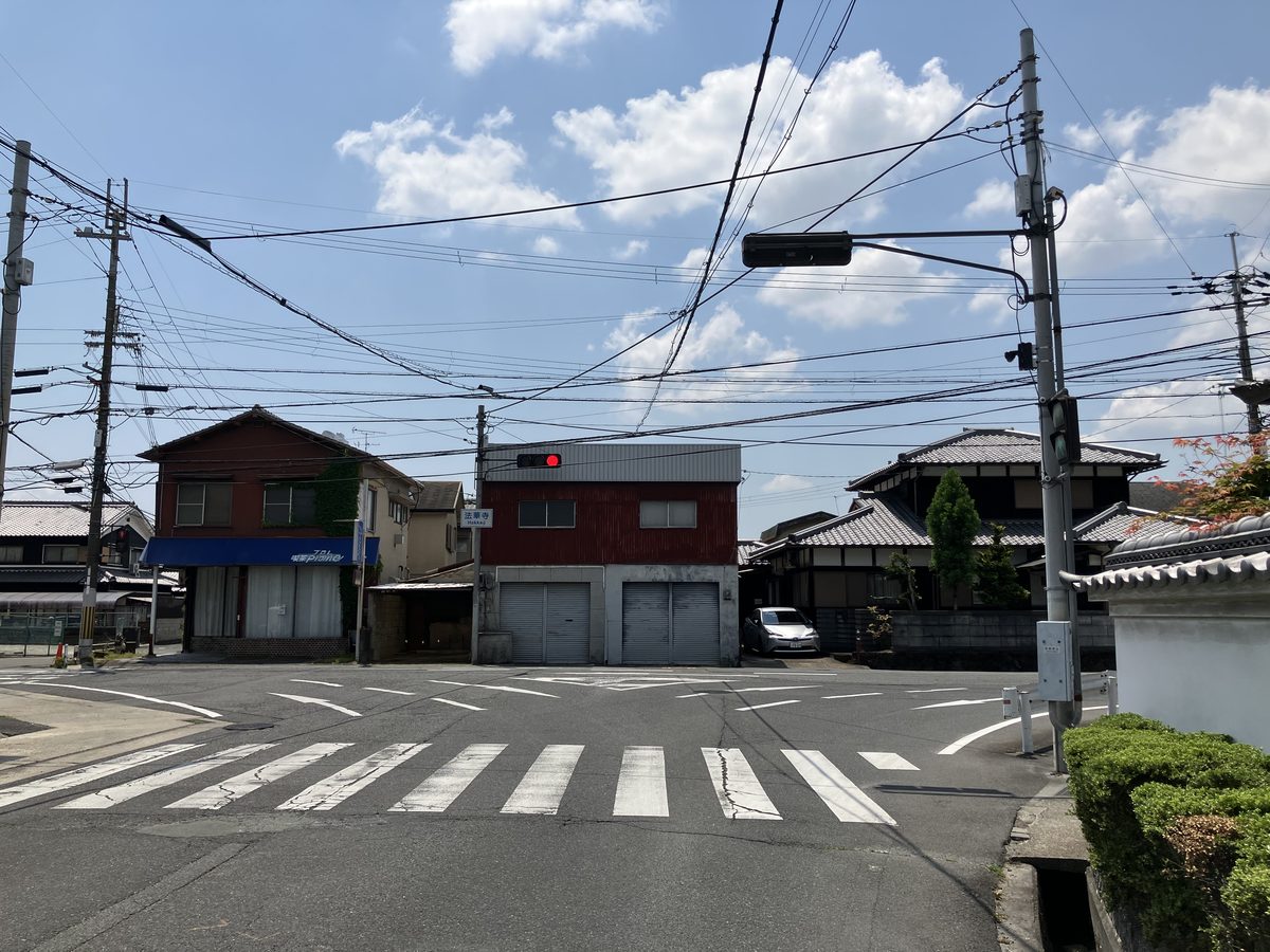 交差点『法華寺』で右折する
