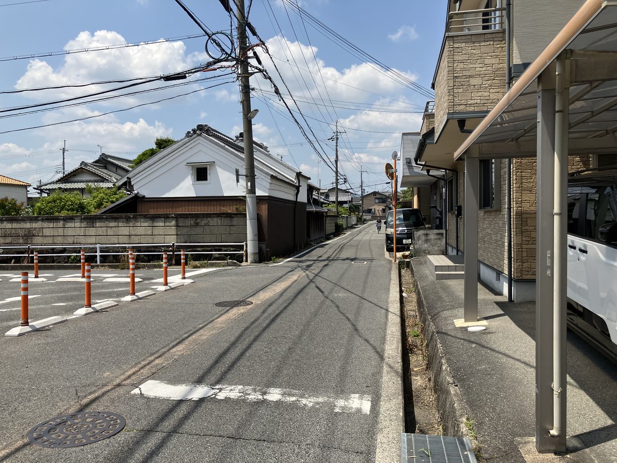 細い道を直進し続ける