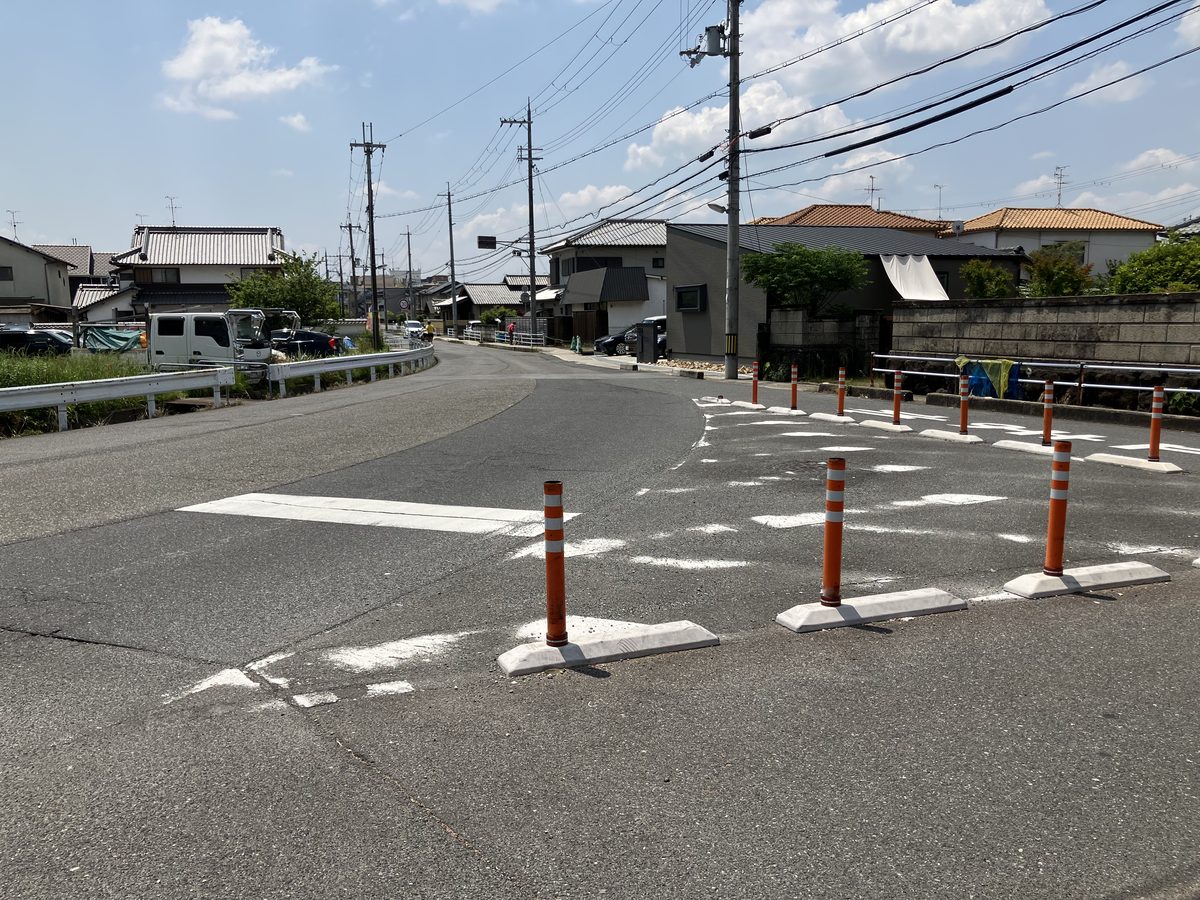 左手の景色。視線を右に戻してまだ直進