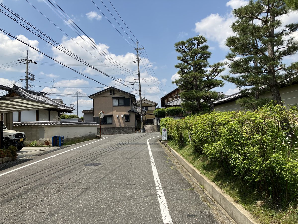 道が右にカーブしている。道なりに右に折れる