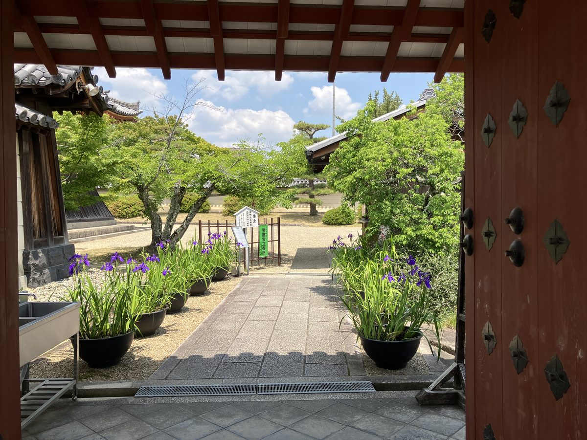 法華寺の入口。外界から華々しい歴史に溢れた世界へ