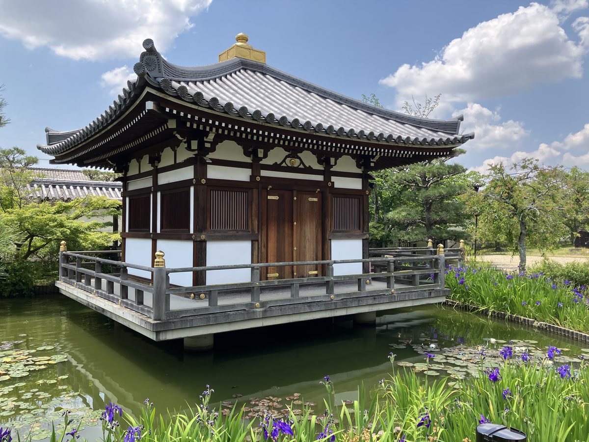 法華寺の境内。整備され美しい様子