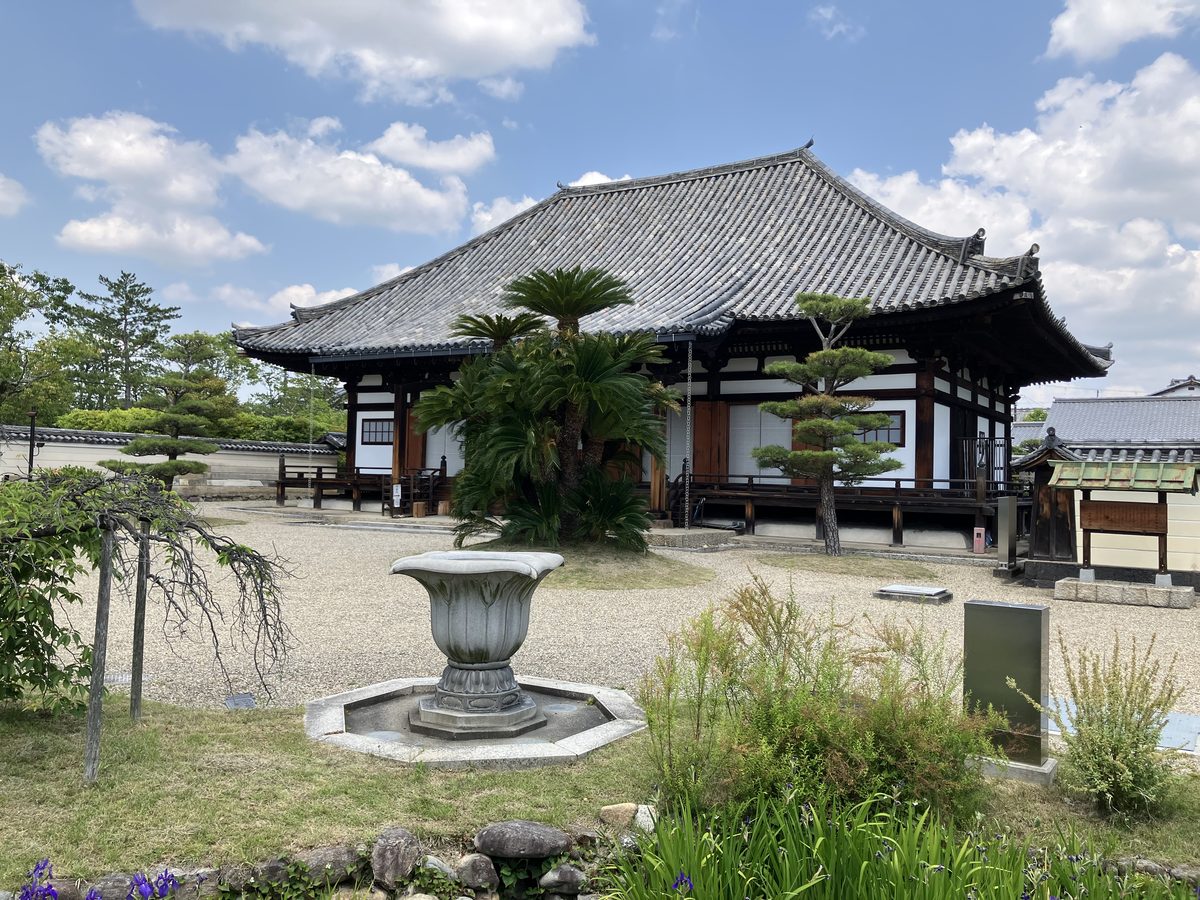 法華寺の本堂外観