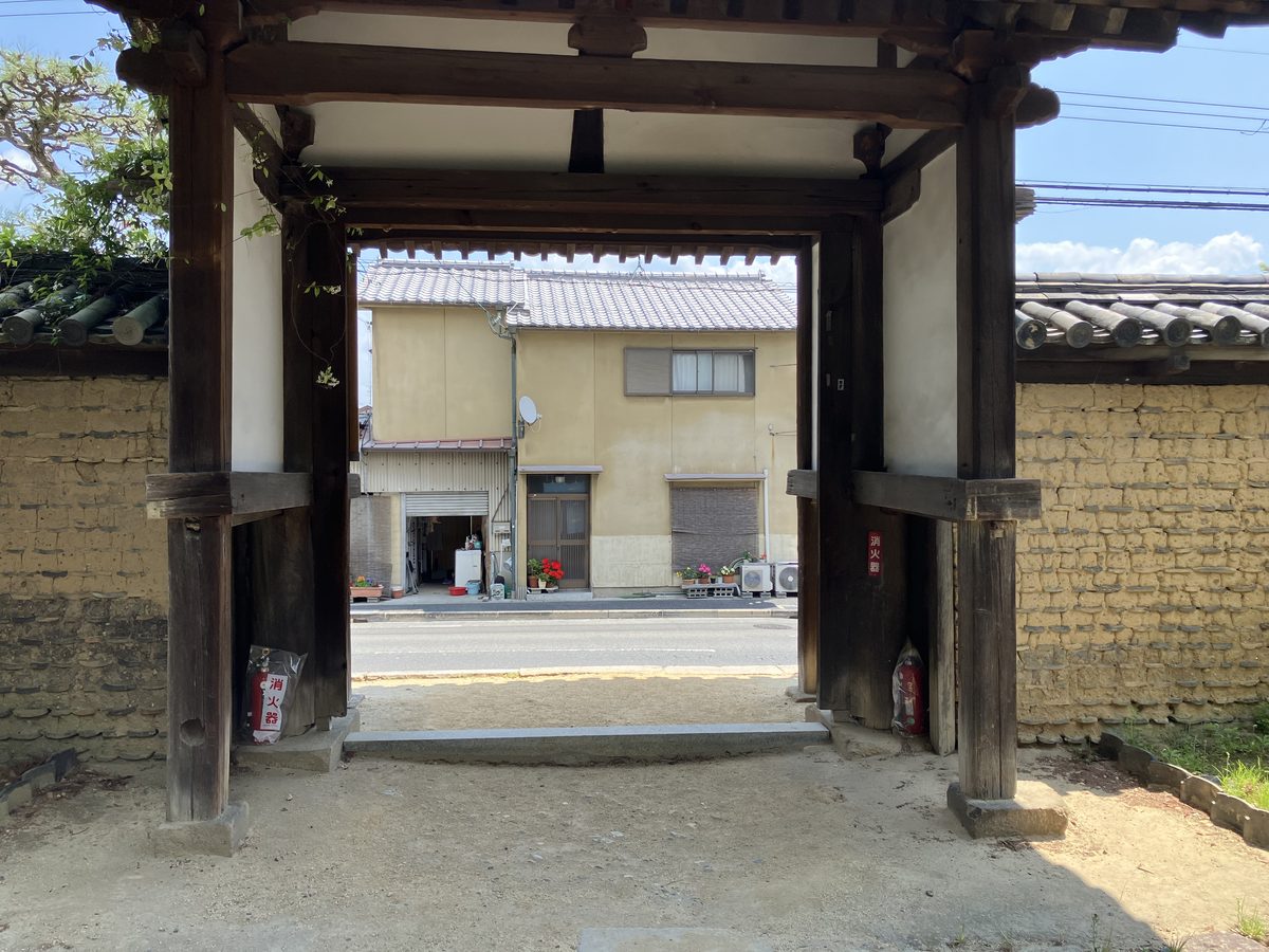 海龍王寺の門を出て右に曲がる