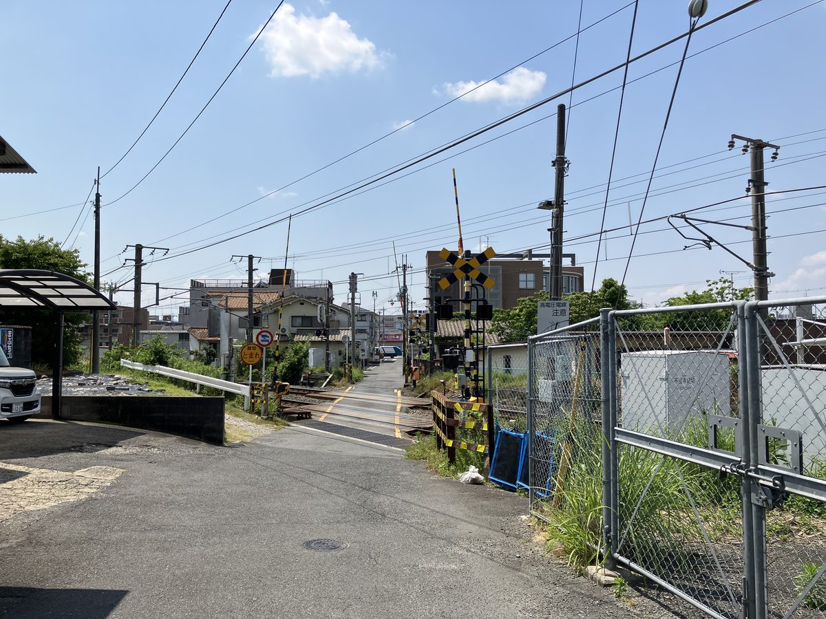 JR奈良線の踏切。遮断機がある