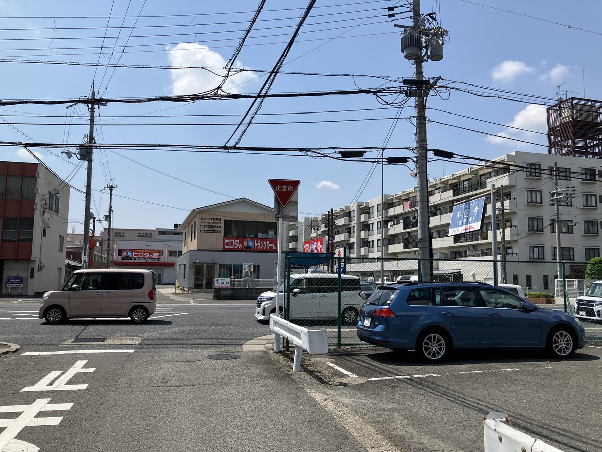 県道104号線（谷田奈良線）との交差点。右折する