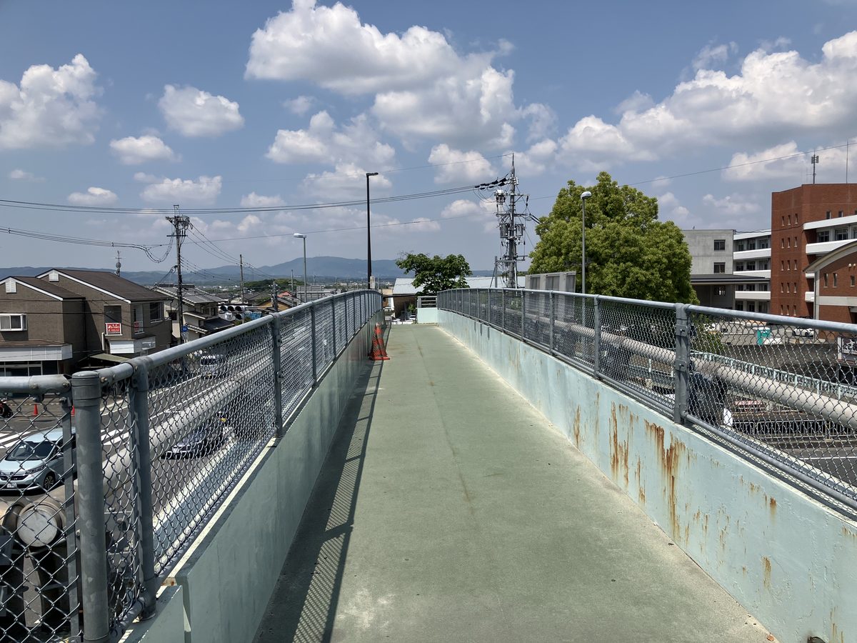 陸橋を登り切り、西方向に直進する道
