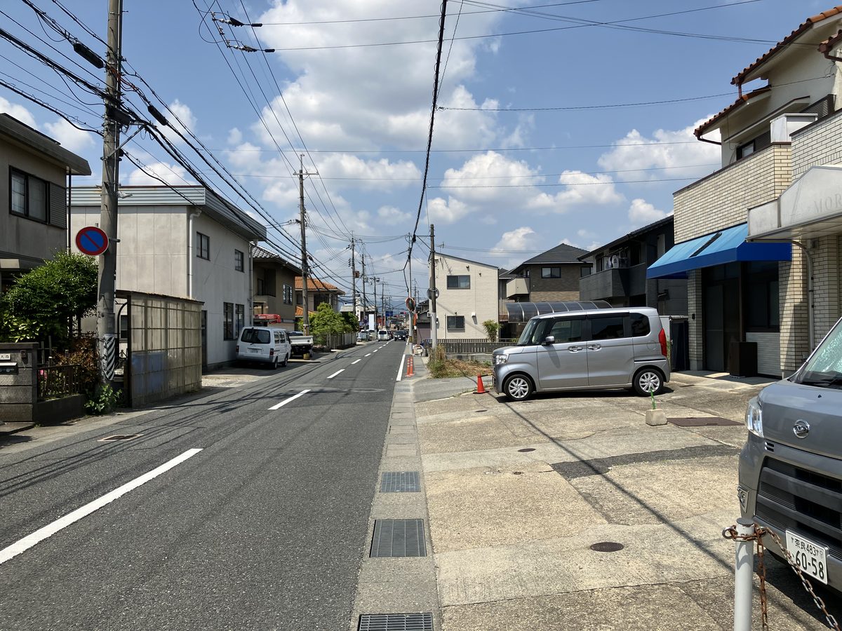 住宅街をまだまだ直進する道