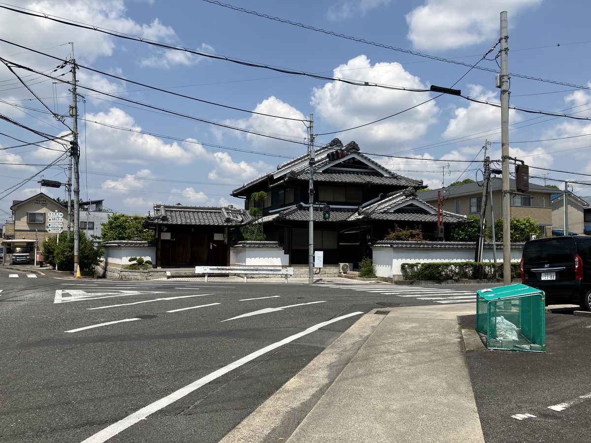 交差点右折後にある横断歩道。渡る