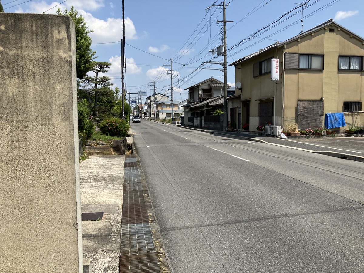 横断歩道を渡って右折した後の道。まっすぐ進む