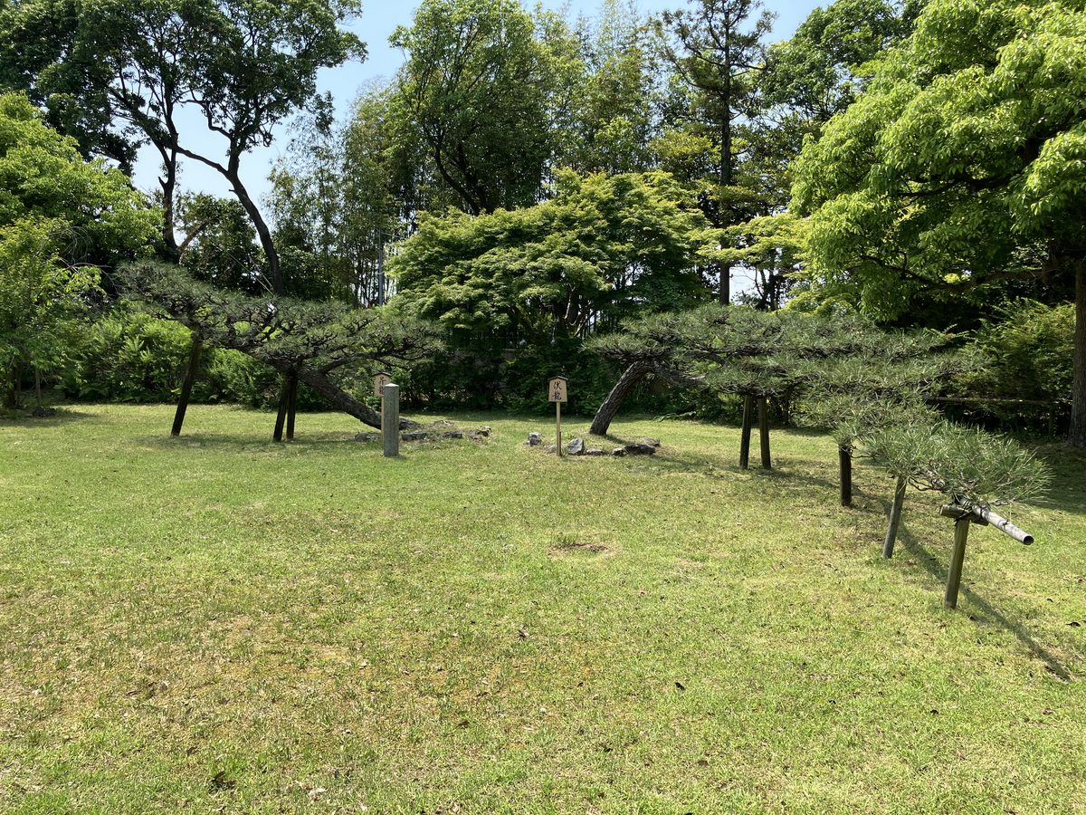 海龍王寺ならではの木々で伏龍を表した庭の様子