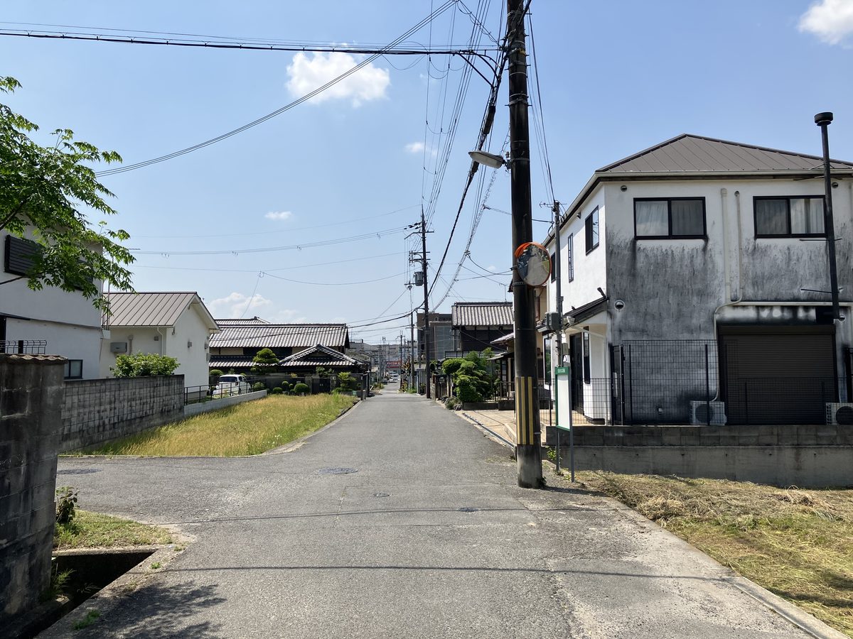 不退寺から南へ続く道。まっすぐ直進する
