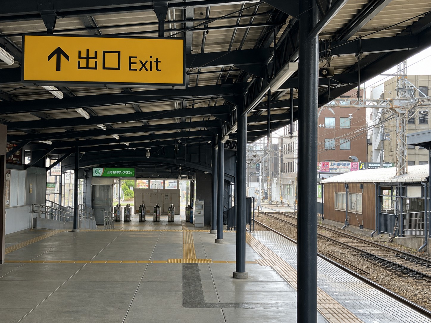 新大宮駅ホームの出口サイン。矢印が出口方向を示している