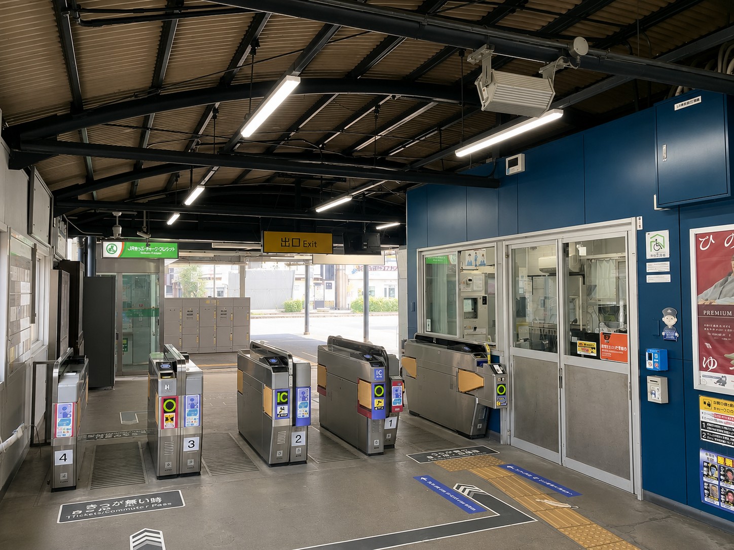 新大宮駅の改札口。ICカード対応の自動改札機が並ぶ