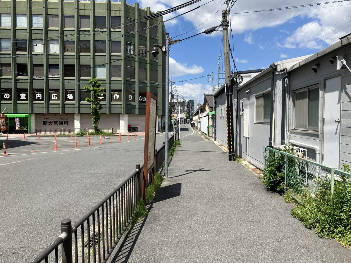 近鉄奈良線沿いの道を直進する。住宅街の中の道