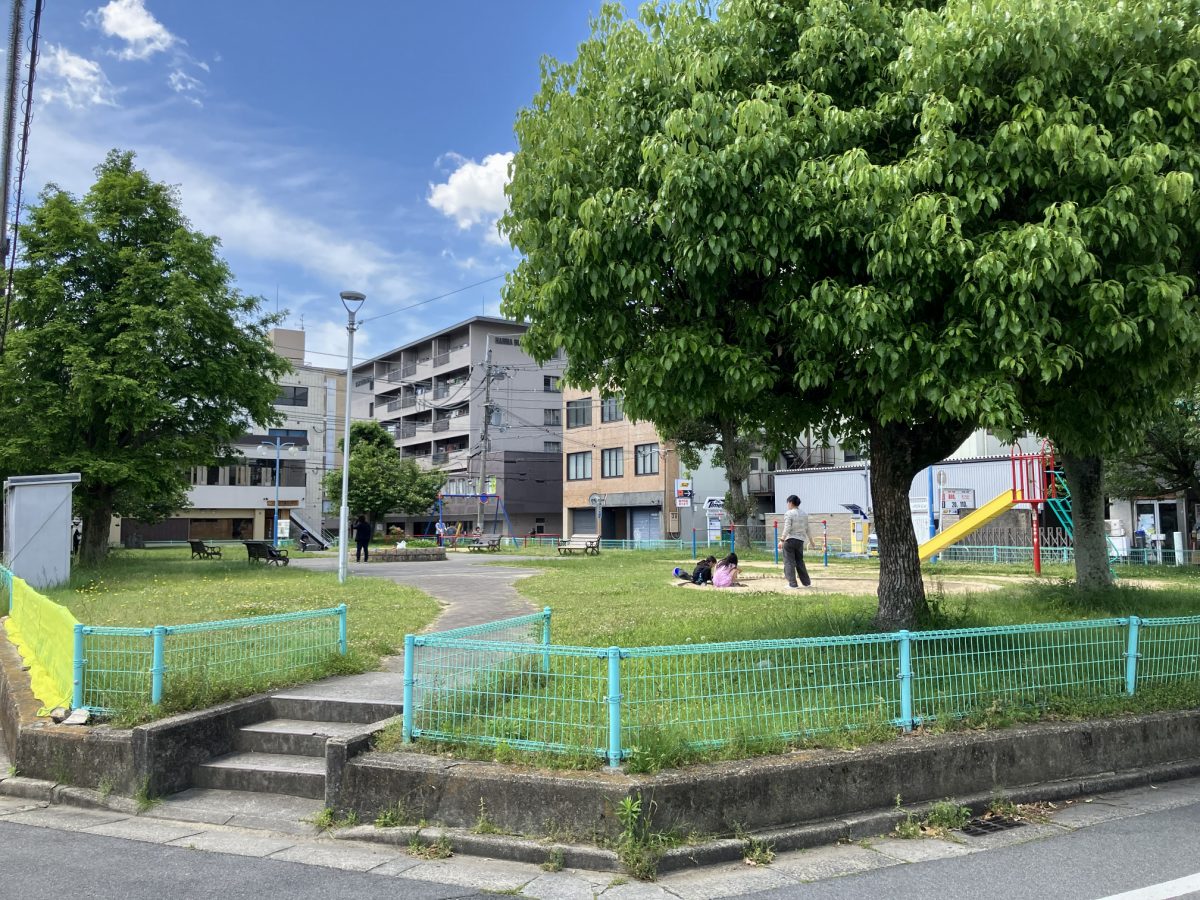 佐保川へ向かう道沿いにある小さな公園。緑の芝生が広がる