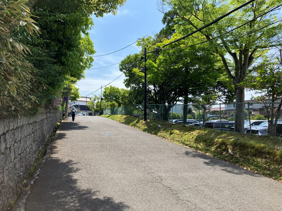 志賀直哉旧居の看板がある小道 — ここから異空間へ