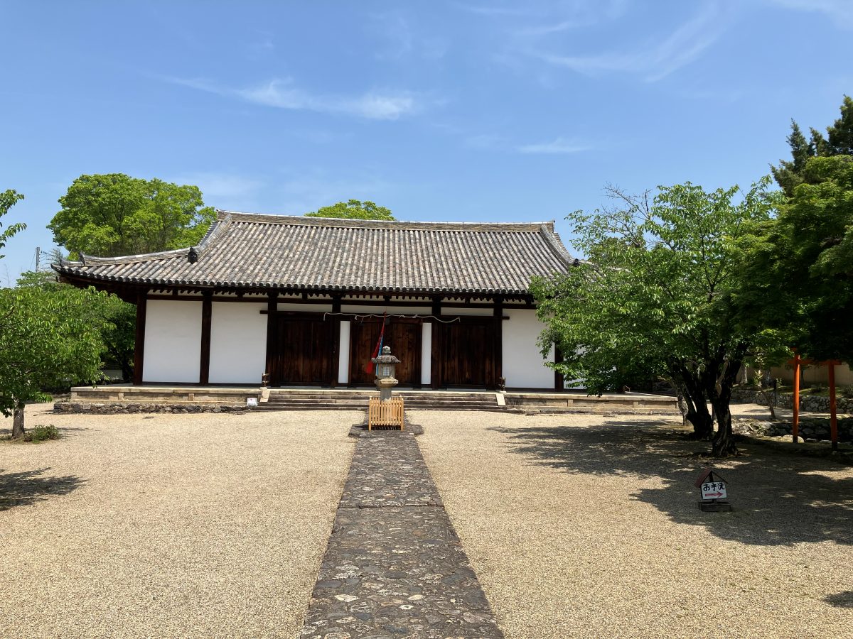 新薬師寺の境内 — こじんまりとした静かな空間