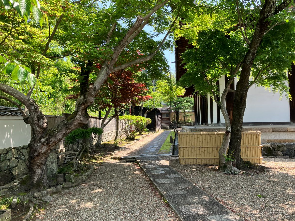 新薬師寺の本堂外観